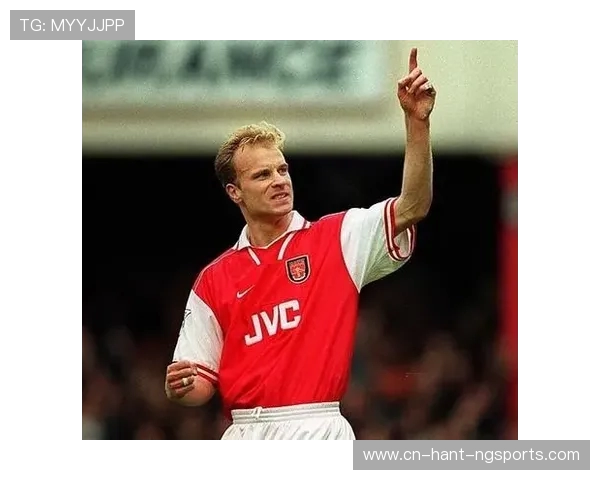 丹尼斯博格坎普以优雅与智慧重新定义足球艺术灵魂