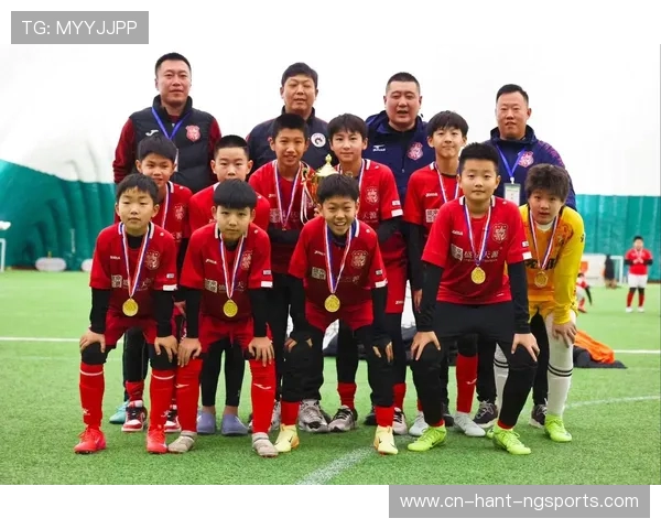 《足球激情四溢：从球场到赛后，探索足球运动的全球魅力与文化》