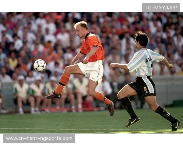 丹尼斯·博格坎普:传奇前锋的巅峰岁月与足球艺术之路 丹尼斯·博格坎普:传奇前锋的巅峰岁月与足球艺术之路